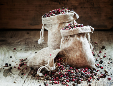 黑色,粉色,白胡椒粉和五香粉麻袋照片