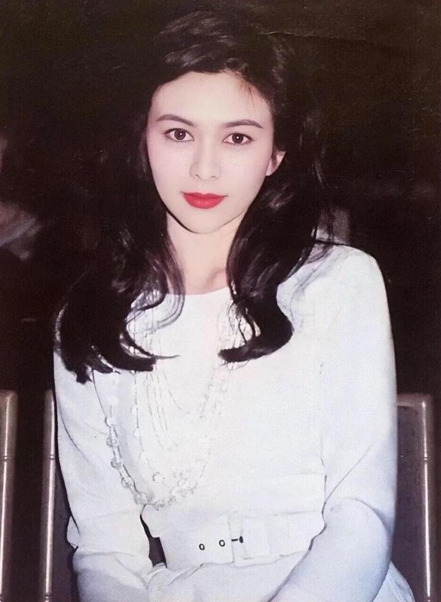 关之琳晒美照引关注,细心网友发现疑似拉链疏忽引发热议