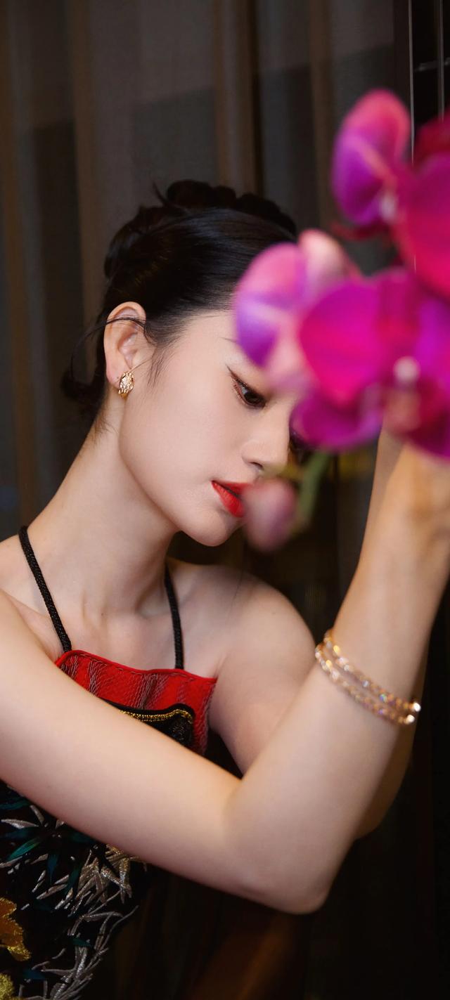 她的演技也非常出色,曾经在多部电视剧和电影中展现了她的演技实力.