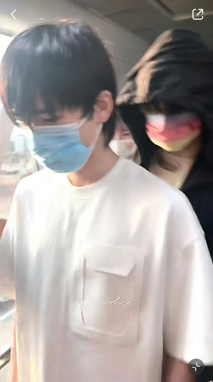 宋亚轩刘耀文一起逛超市