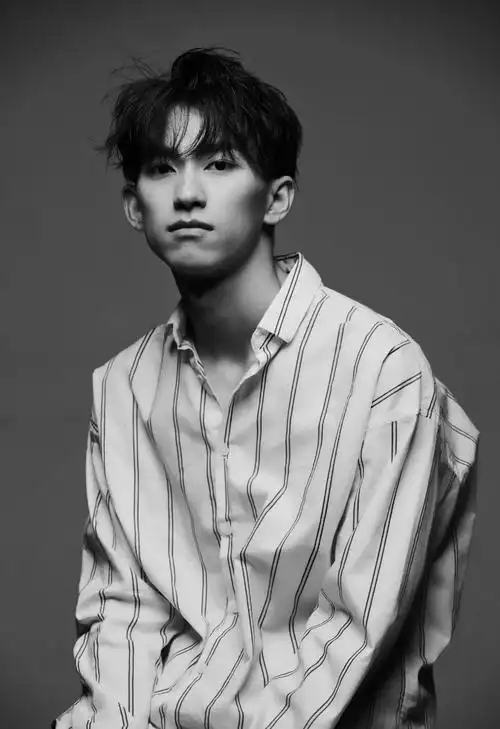 俞彬黑白帅气写真图片