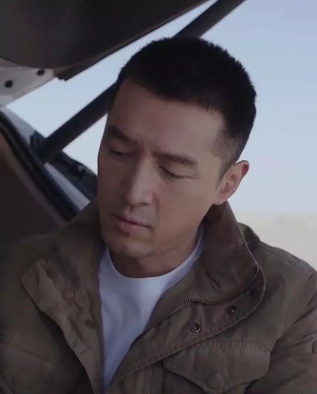 板寸才是男明星的"照妖镜":胡歌成硬汉,蔡徐坤颜值一般般