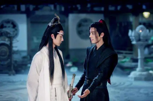 王一博横店约好友小聚,综艺拍戏两不误,同时爆红后,肖战却销声匿迹