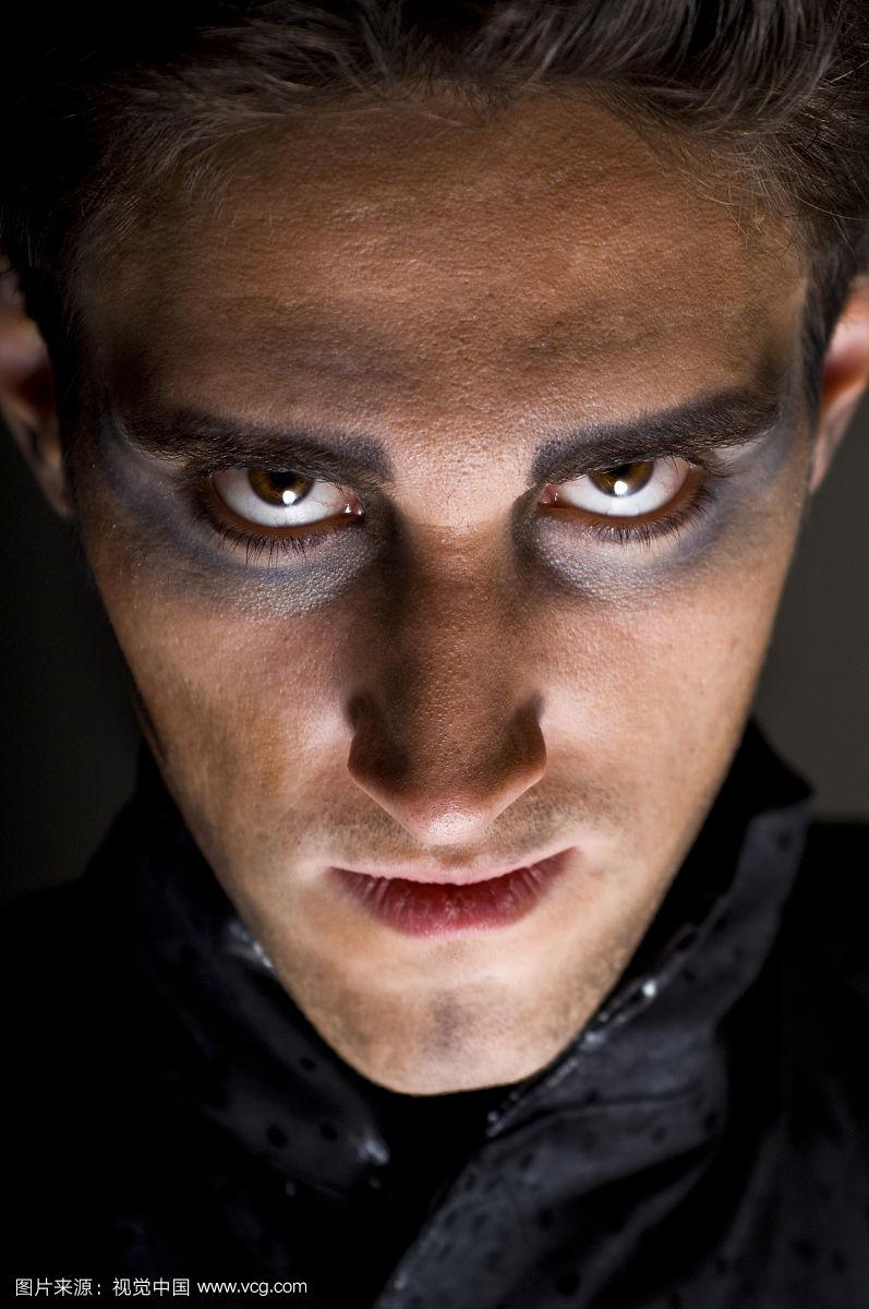 可怕的脸(两个)