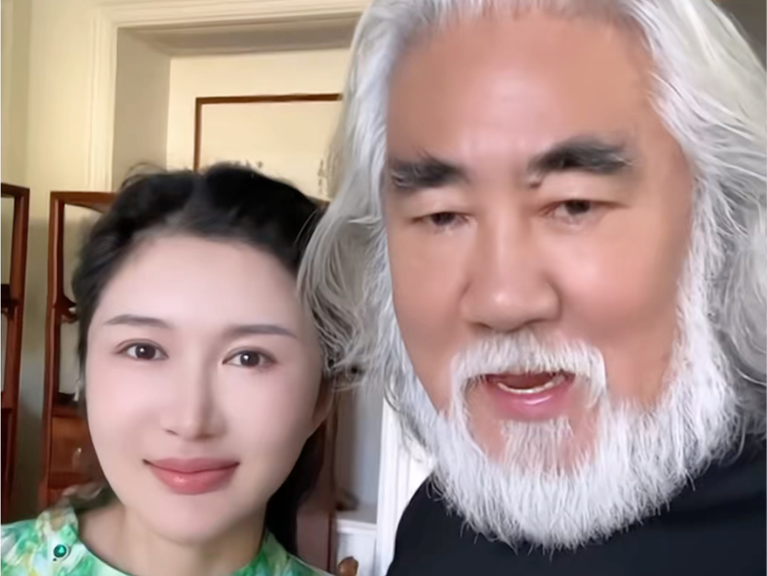 张纪中与妻子拍油菜花大片 72岁的#张纪中 与小30岁妻子#杜星霖 揖缮