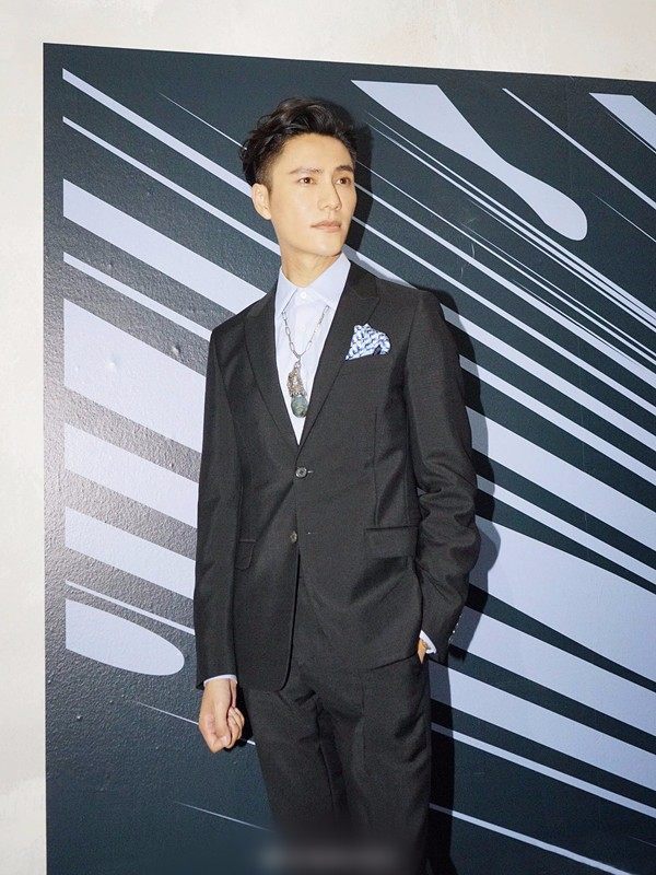 陆毅n身着格纹的西服套装,咖啡色的领带以及皮鞋都是照相呼应,修饰了