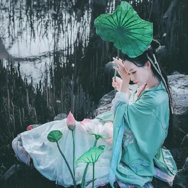 莲花花开女生头像唯美古风真人头像