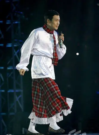 小沈阳穿苏格兰裙疯狂翻跟斗