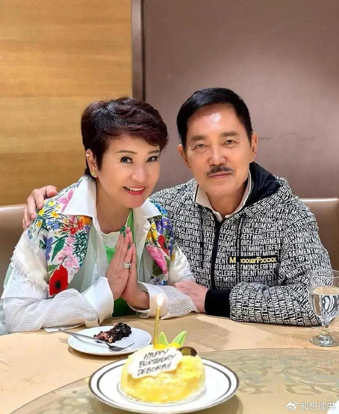 这或许就是晚年之后,狄波拉能笑看人生,依旧保持小女孩的心态,甄珍却