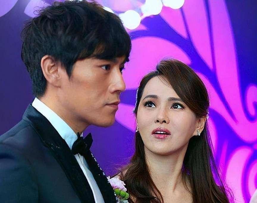 回顾唐嫣女儿出生都是罗晋照料丈夫弯腰提裙嫁给了爱情