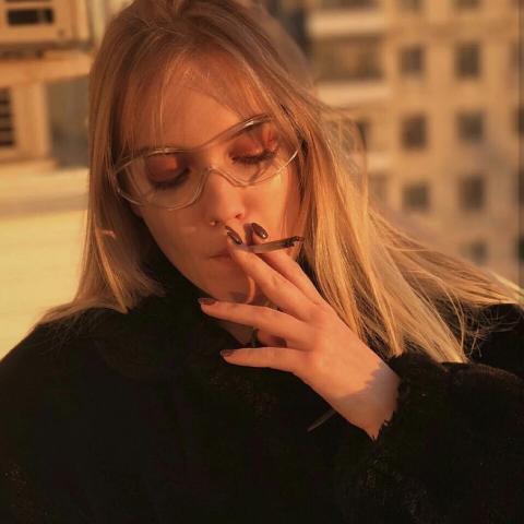 吸烟女生快手头像霸气我有你不懂的执着