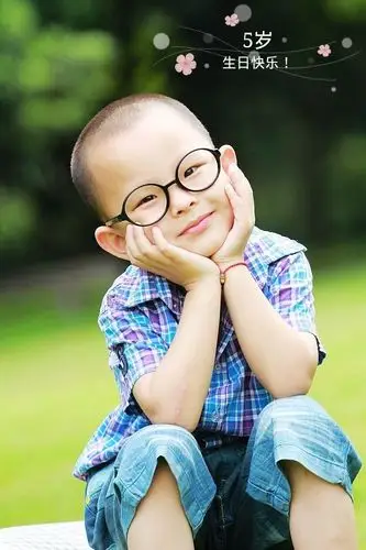 5岁的轩是个话唠,在学校是乖乖学生,在家是个调皮捣蛋鬼!