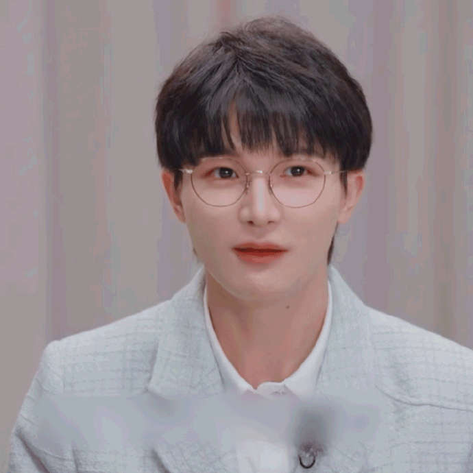 周深超话#周深声生不息家年华#戴眼镜把我迷晕了03@卡布叻_周深