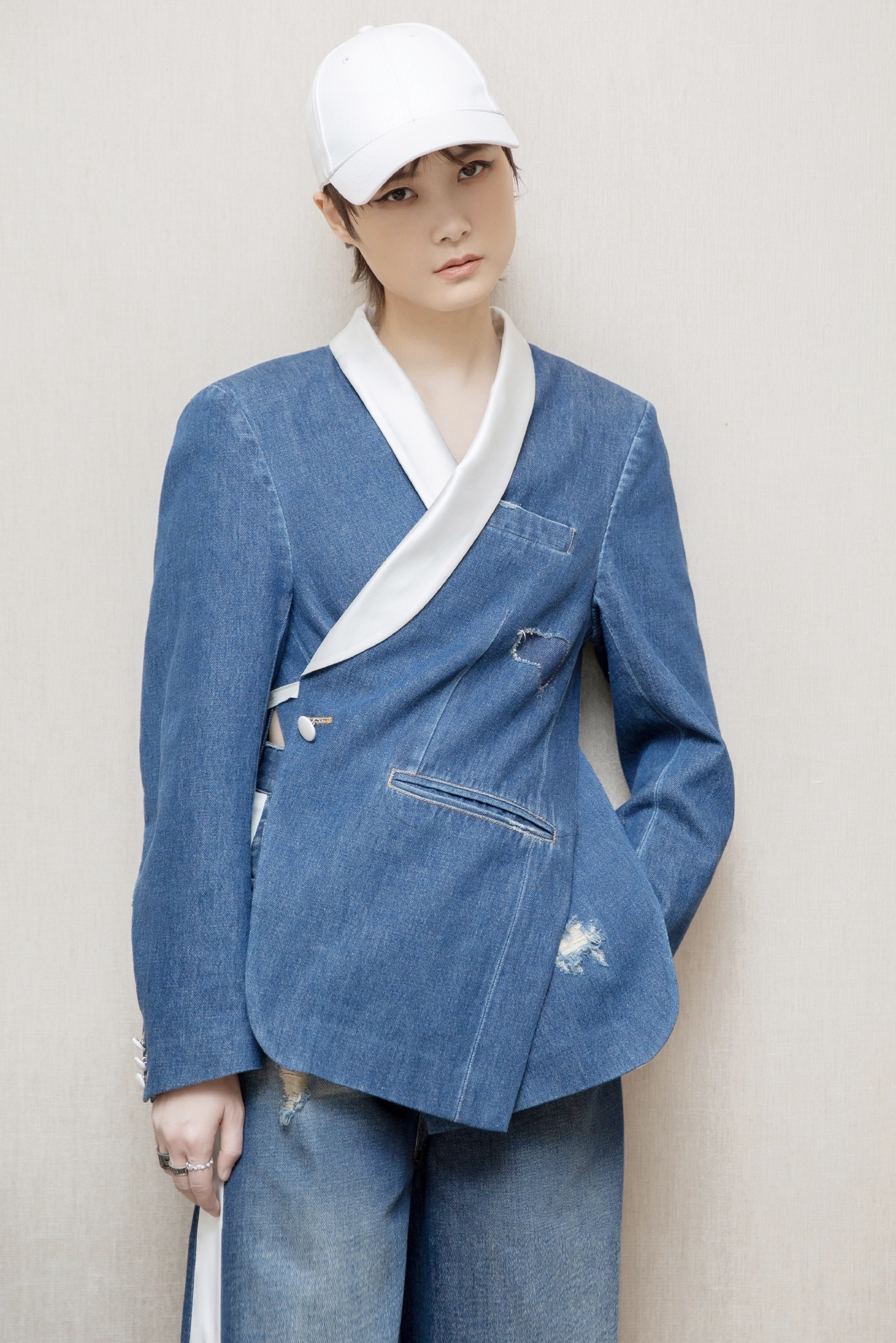 李宇春罕见露面,穿夏装现身机场,疫情期间依旧有成群粉丝接机