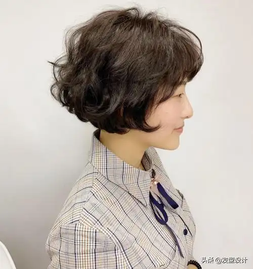 短卷发造型(今年流行减龄短发烫发型30款) - 百思特网