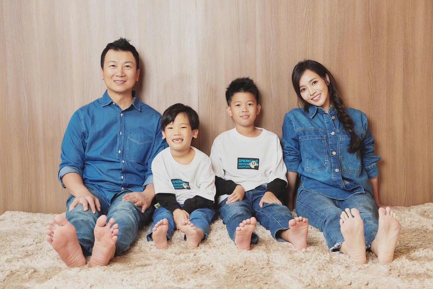 侯佩岑发文庆祝与老公结婚12周年,一家四口好幸福