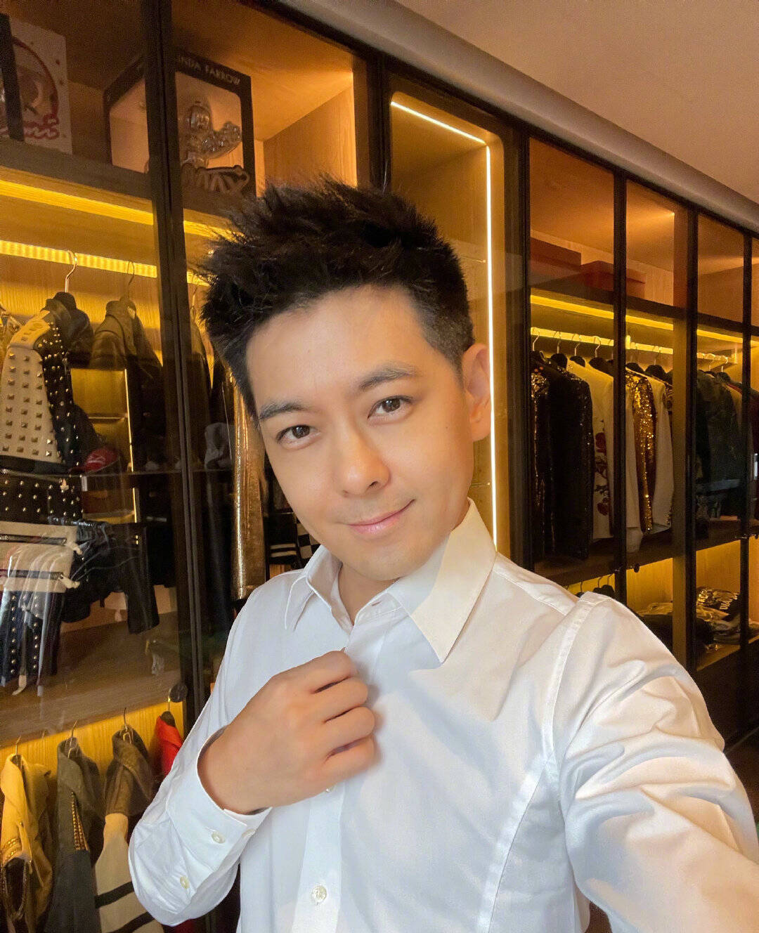 画面中,林志颖身穿白色衬衣,顶一头潮酷发型对着镜头露出浅浅的微笑