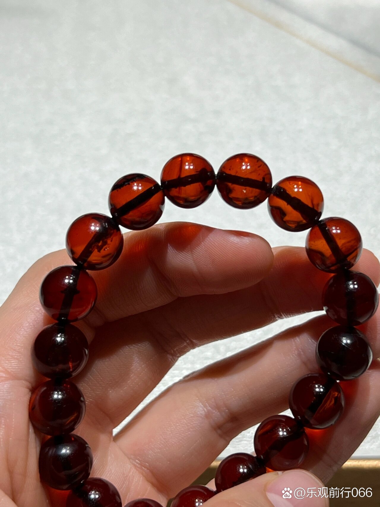 血珀手串 求鉴定真假 求各位大神帮忙鉴定一下这串血珀是真是假