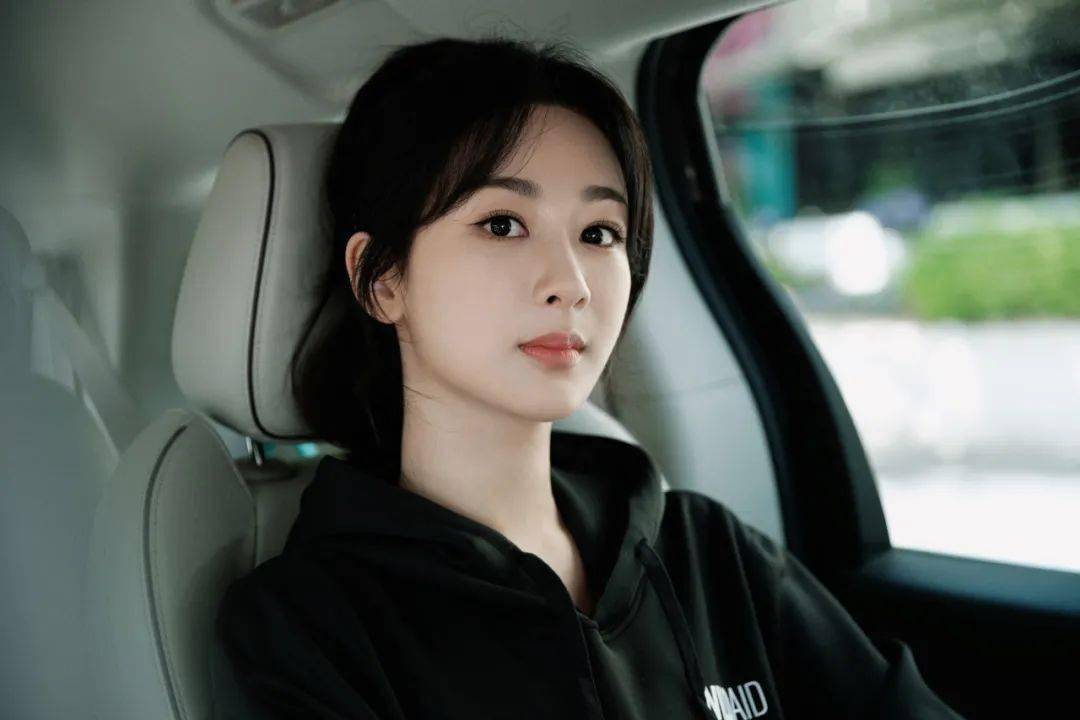 别再说长发不适合杨紫了_齐刘海_新造型_脸型