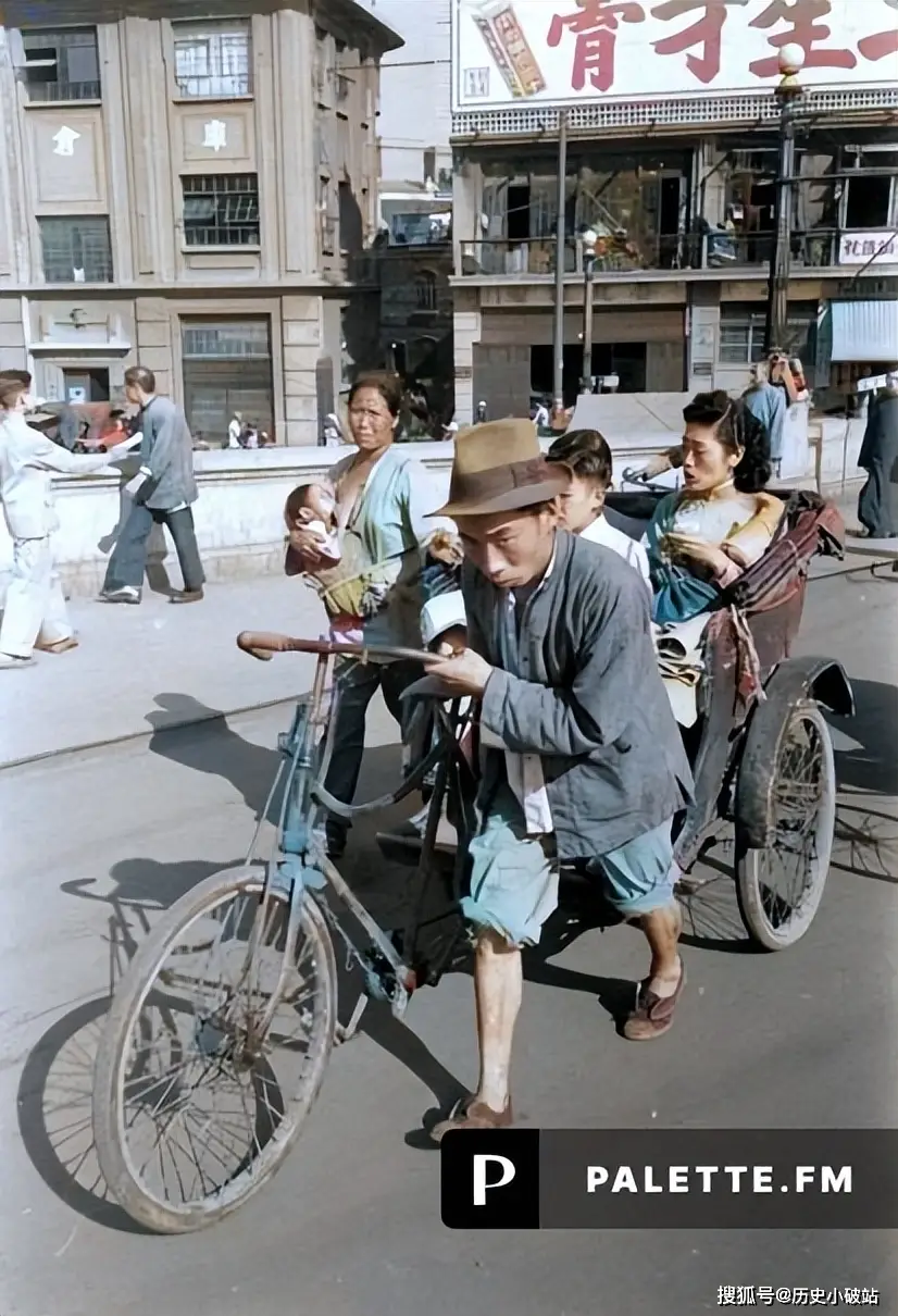 民国时期上海彩色老照片曝光:乞丐追逐黄包车乞讨_生活_妇女_方式为
