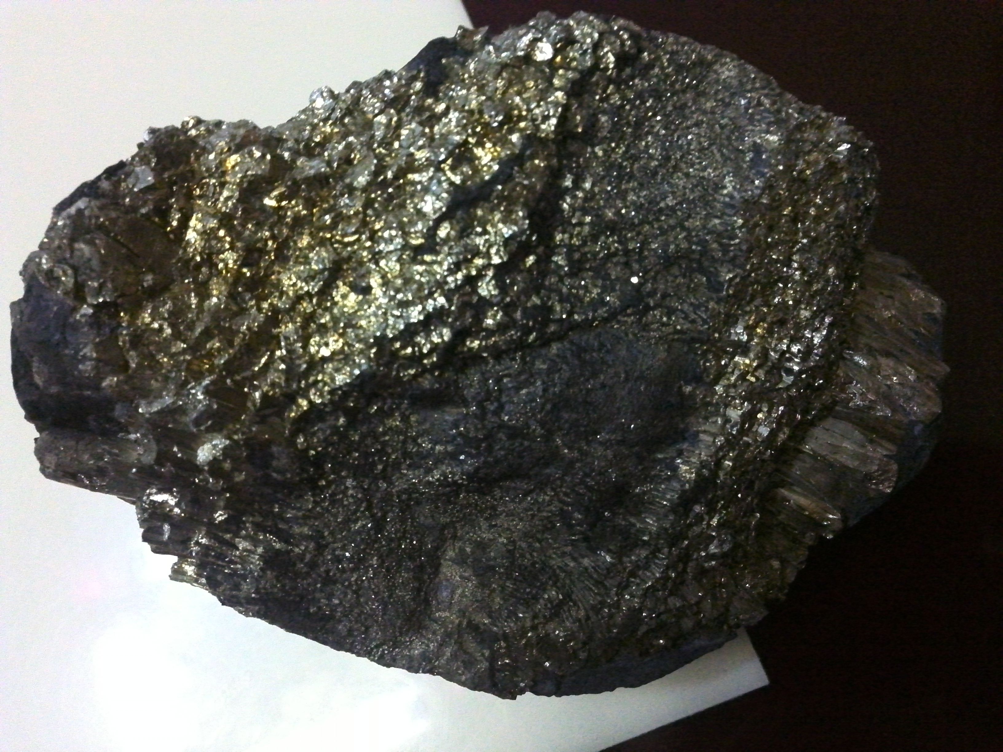 哪位朋友帮看下这个是什么矿石?从煤堆里检的.