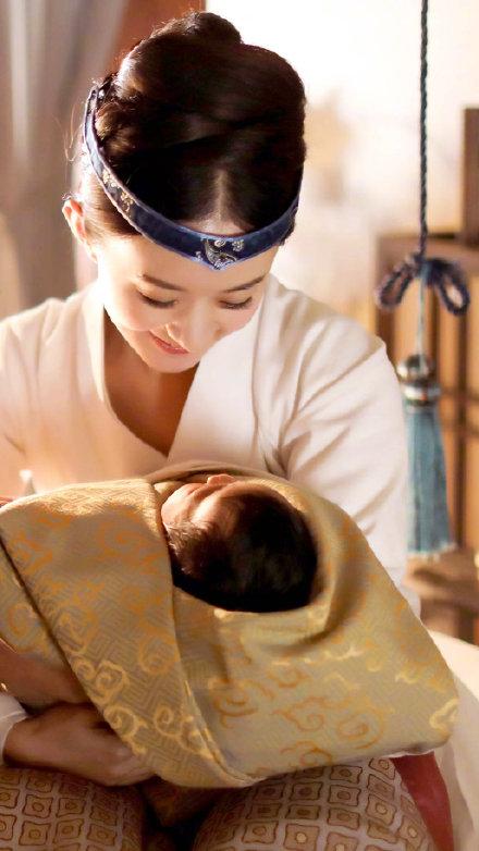 赵丽颖孕期近照,穿襦裙孕肚明显,是要和《知否》剧情同步吗?