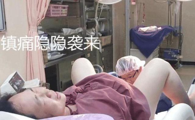 妻子"顺产"时,老公抓拍下的三张图,演绎了全过程,母爱伟大