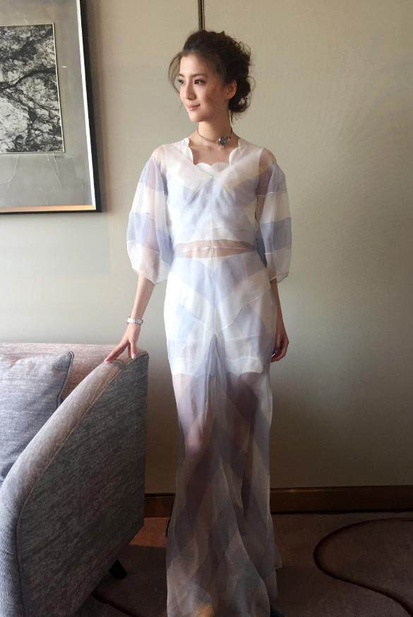 吴千语身穿一件条纹印花裙,透视的面料若隐若现,女人味十足!