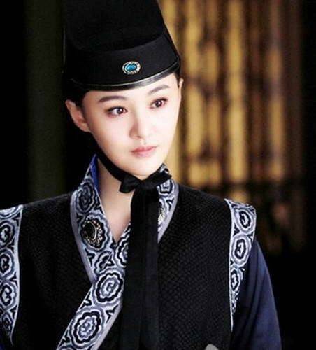 当红女星的男装扮相,杨幂唐嫣刘诗诗刘亦菲赵丽颖,都不及她帅气