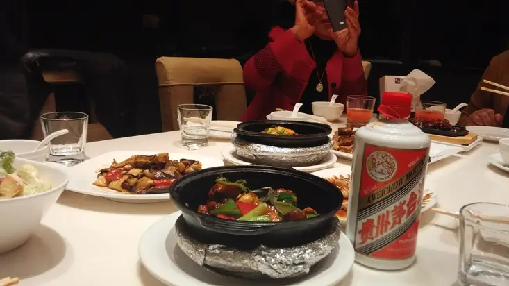 30名研究生聚餐,喝了10瓶茅台,吃了20盘海鲜,结账时"破防"了_时间