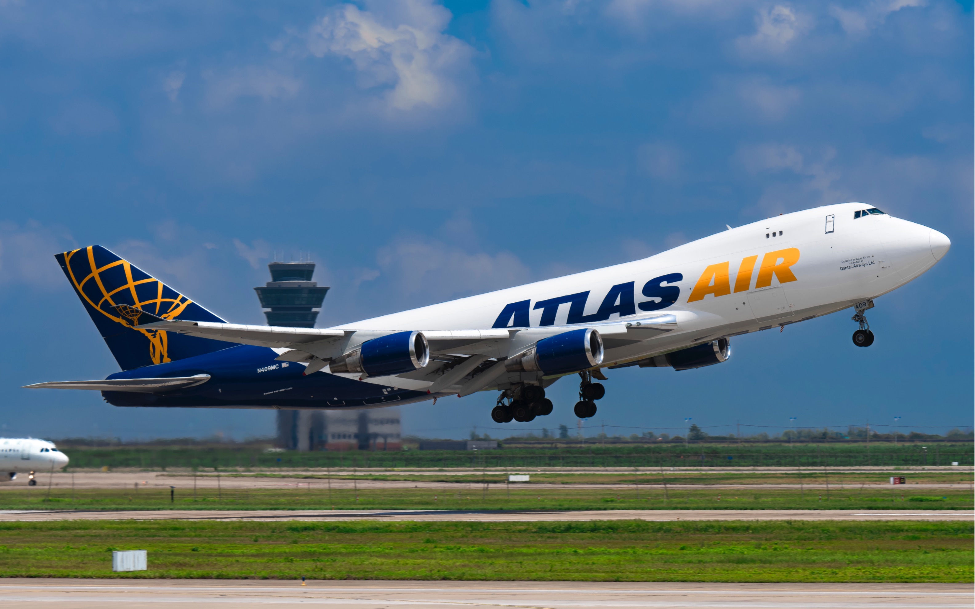 上海浦东国际机场 多架四发飞机起飞