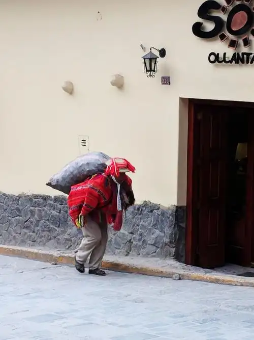 随地都可以看到像这样负重的妇人.不知道他们的大包袱里背的是什么.