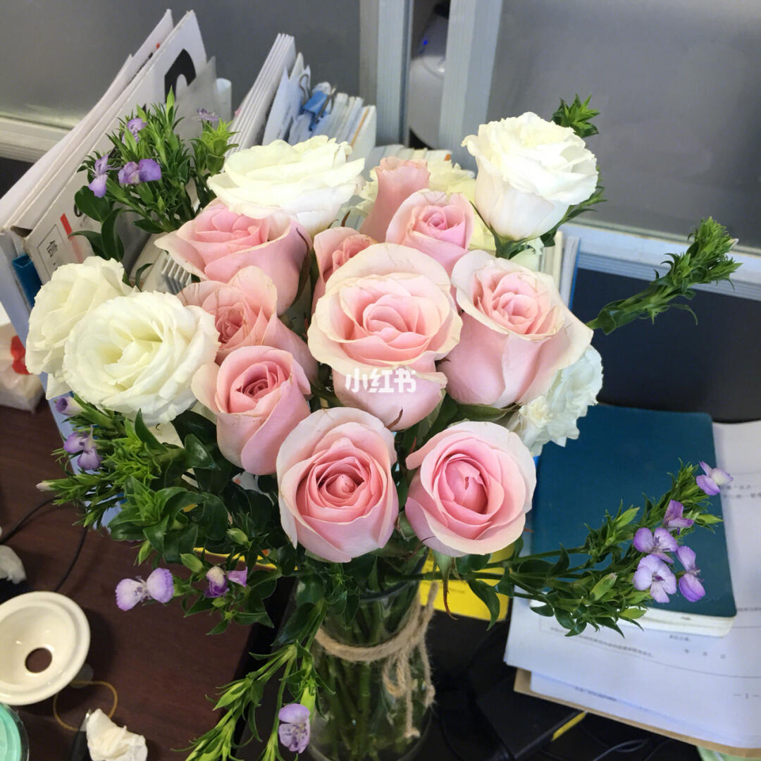 每周在办公室放一束花心情真的好许多呢7878