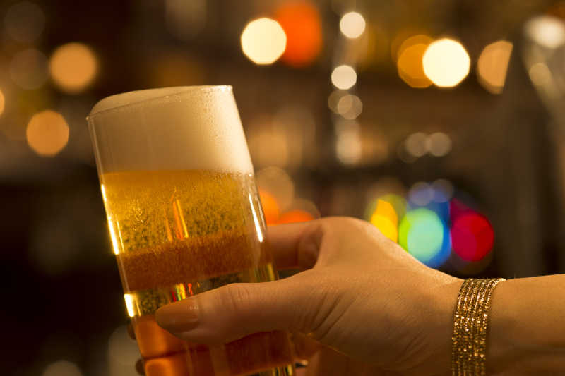 碰杯喝酒图片-拿着高脚杯的女人素材-高清图片-摄影照片-寻图免费打包