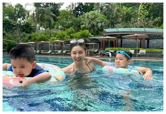 38岁李小萌罕见晒全家福大秀惊艳身材网友赞超亲民