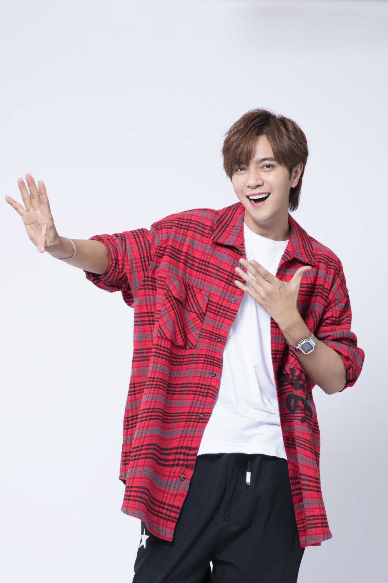 罗志祥发型好帅气,黑红条纹衫少年感满满,跳起广场舞不输大妈