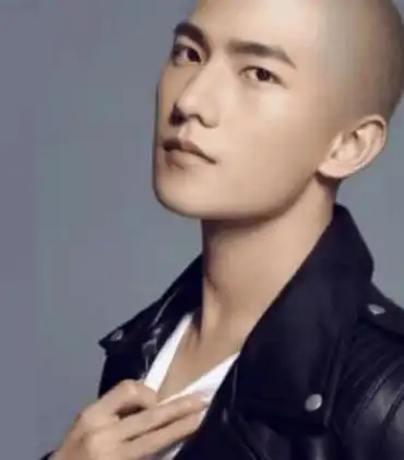 有的网友甚至把杨洋的发型p成光头.