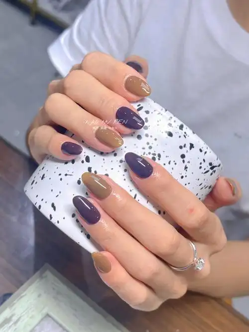 简约大气跳色美甲