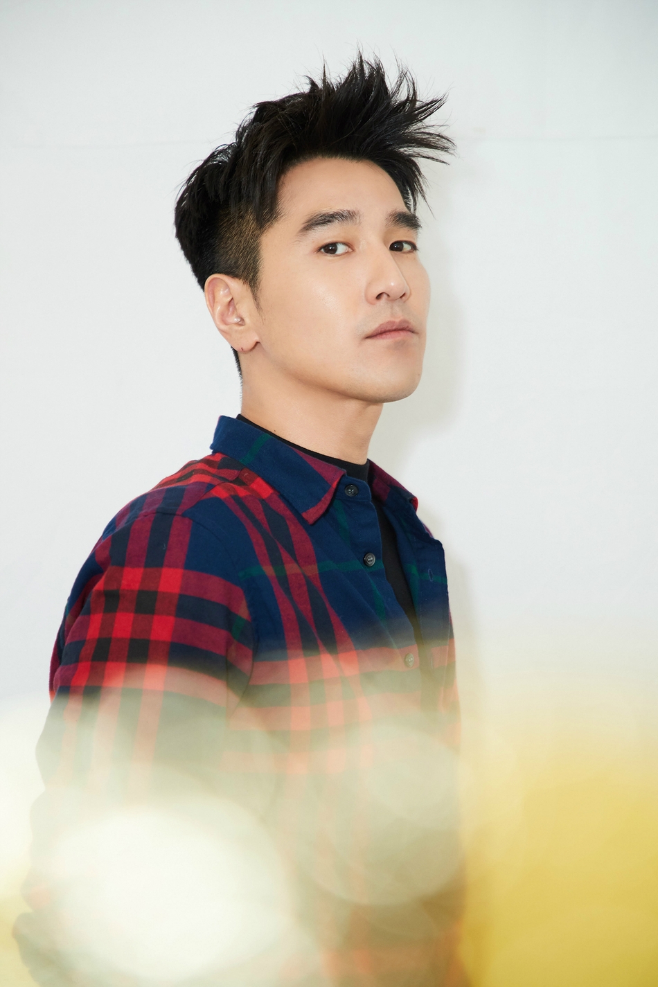 赵又廷最新光影大片曝光 格纹衬衫休闲有型