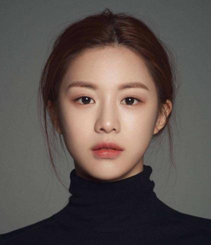 靠整容成功出道的明星,一张脸全靠自己设计,网友直呼:整容界的范本!