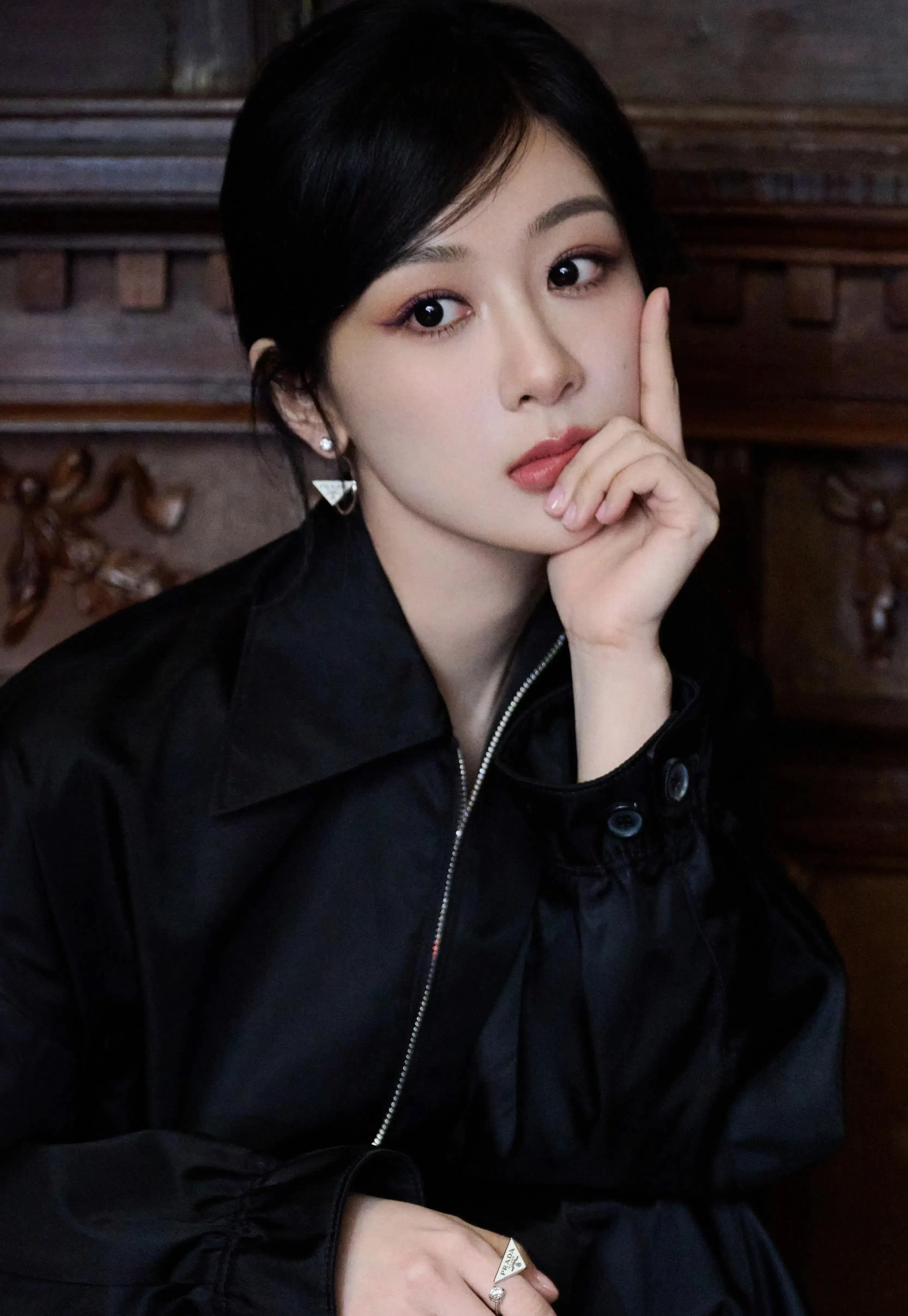 杨紫最新写真来袭,复古背景黑色套装充满神秘感_时尚_时光_传承