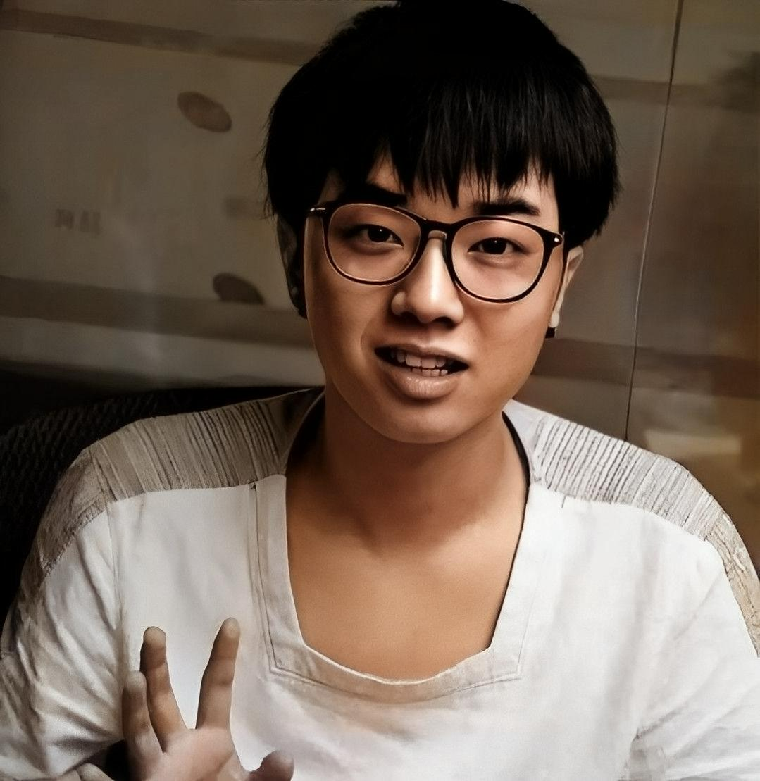 2013年,23岁的华晨宇出演湖南卫视的《快乐男声》,获得总冠军年度最佳