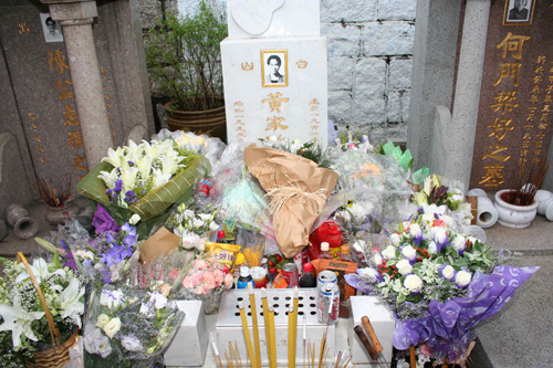 组图黄家驹忌日黄家强叶世荣歌迷同悼