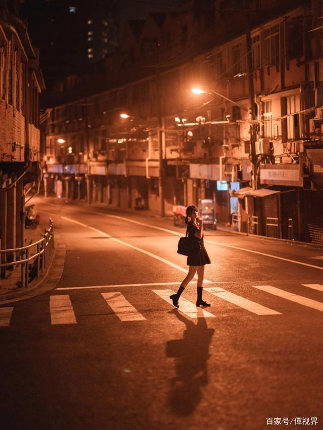 街道夜景拍摄整座桥很有金属质感夜晚22～23点人比较少但是23点会关灯