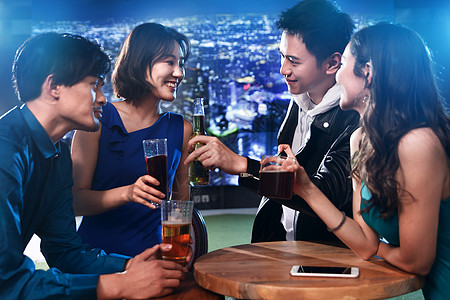 在夜店的人图片