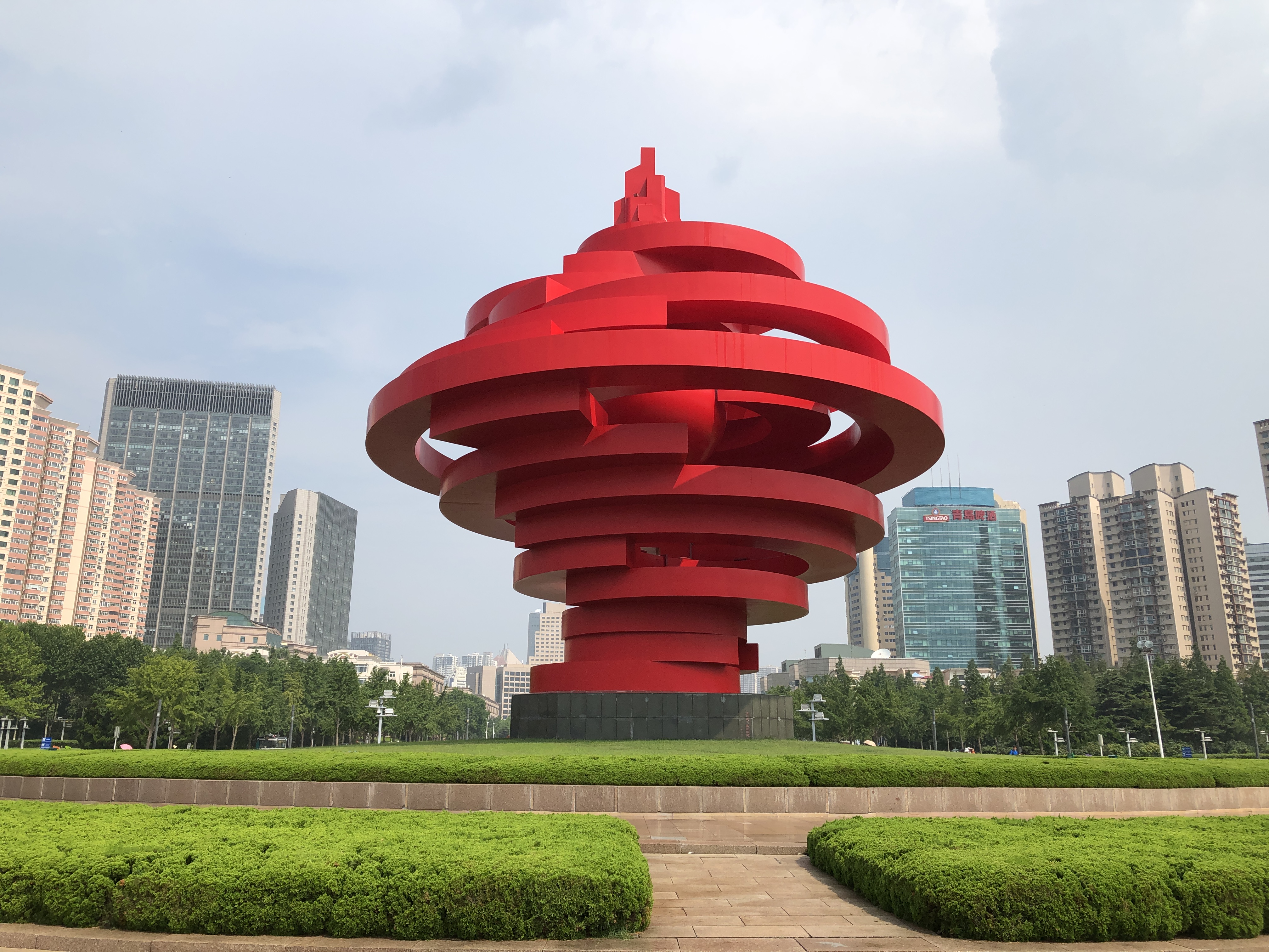 五四广场上青岛的标志性建筑.