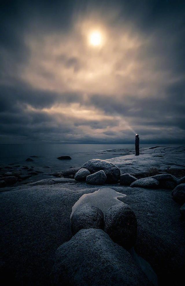 深夜一个人孤独的说说除了手机外没人会陪我