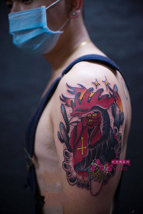 帅哥手臂霸气公鸡个性纹身图片