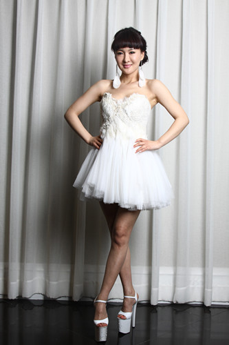 郑亦桐助阵法新时尚展 试穿礼服显曼妙身材