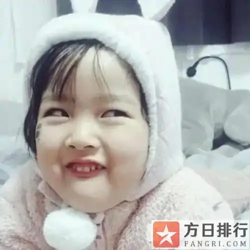 后来权律二更多古灵精怪的照片出现后,被制作成了表情包,因此在中国